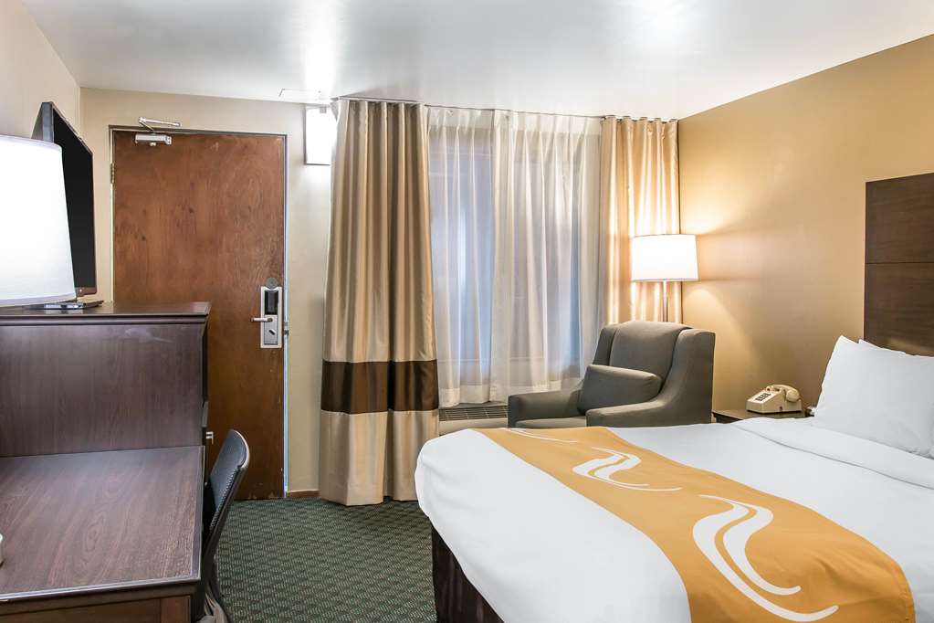  (Guest room)
