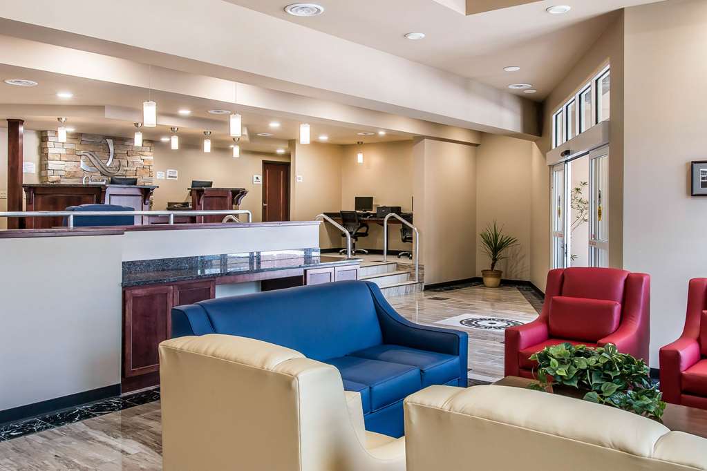 (Lobby view)