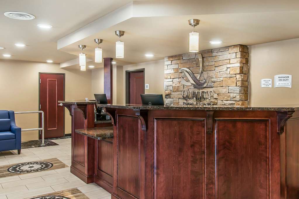  (Lobby view)