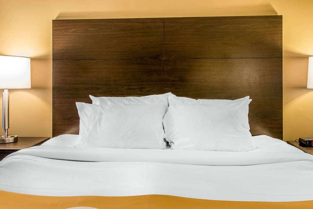  (Guest room)