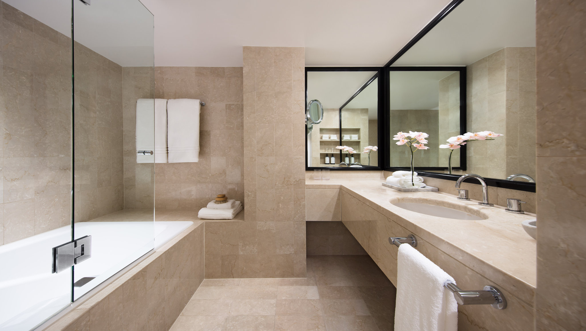 One-Bedroom Opera Club Suite