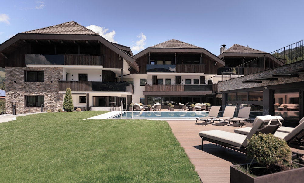 Aparthotel Familiaris - Family Apartments - Pools & Spa in the Dolomites