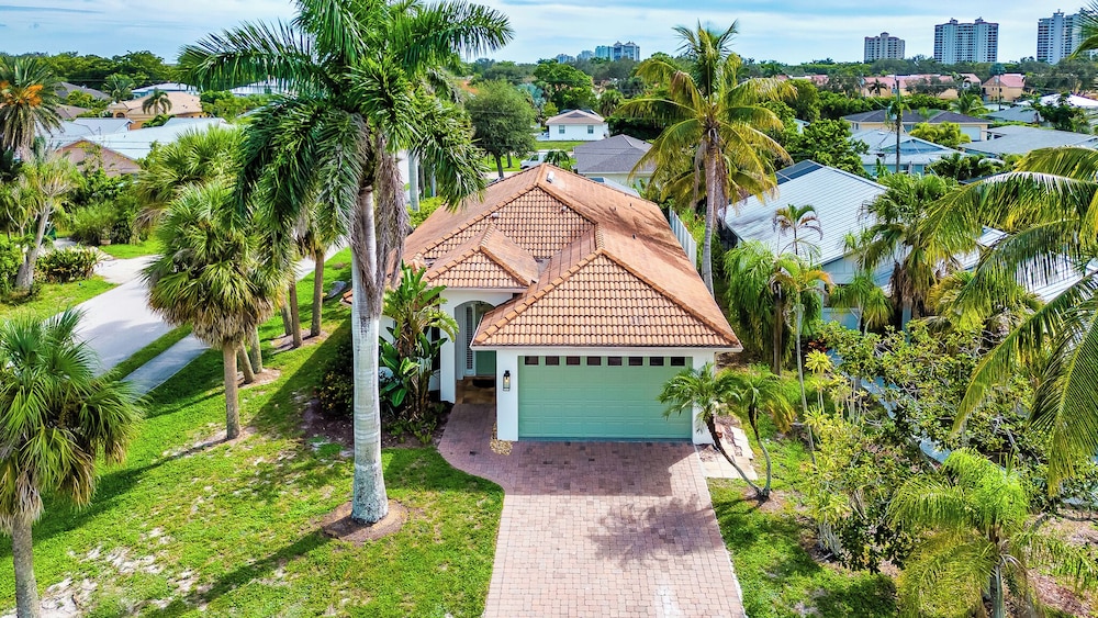 Neapolitan - Newly Renovated 3-BR Luxury Home with Private Pool. Enjoy a Fully Equipped Kitchen and Free Wi-Fi
