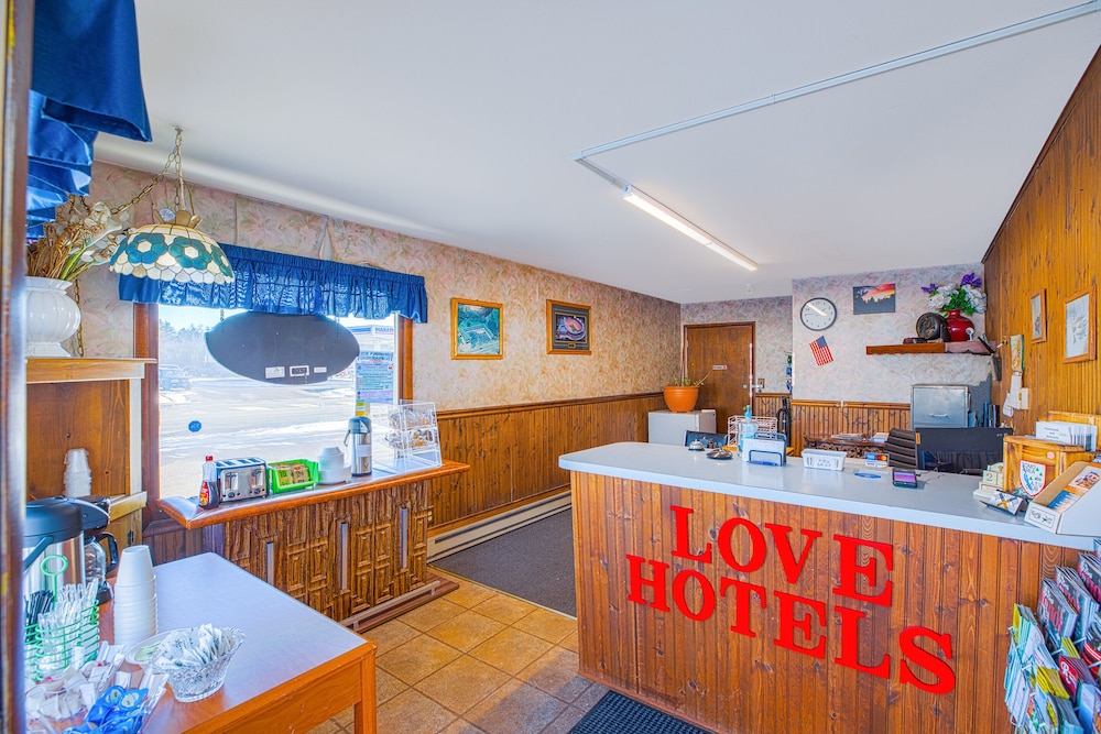 Love Hotels Tomahawk by OYO at Lake Mohawksin WI