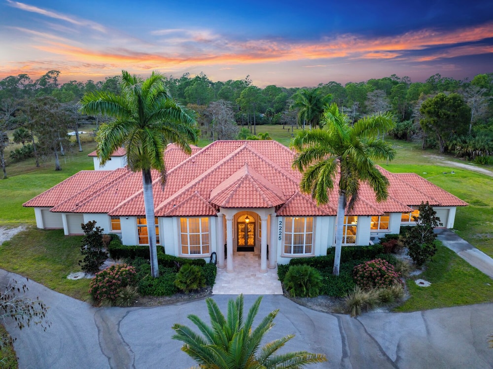 Knickerbocker Estate: Elegant 9-BR Getaway in Naples. Enjoy Private Pool, Outdoor Dining, and Expansive Grounds, Experience Tranquility with Easy Access to Naples' Best