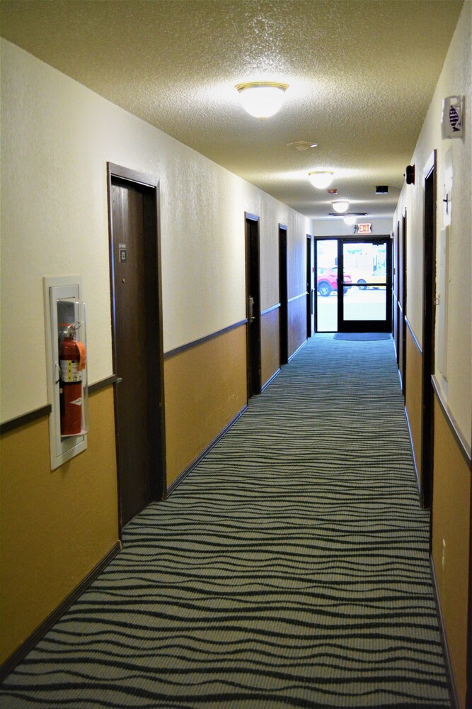 Bloomer Inn & Suites