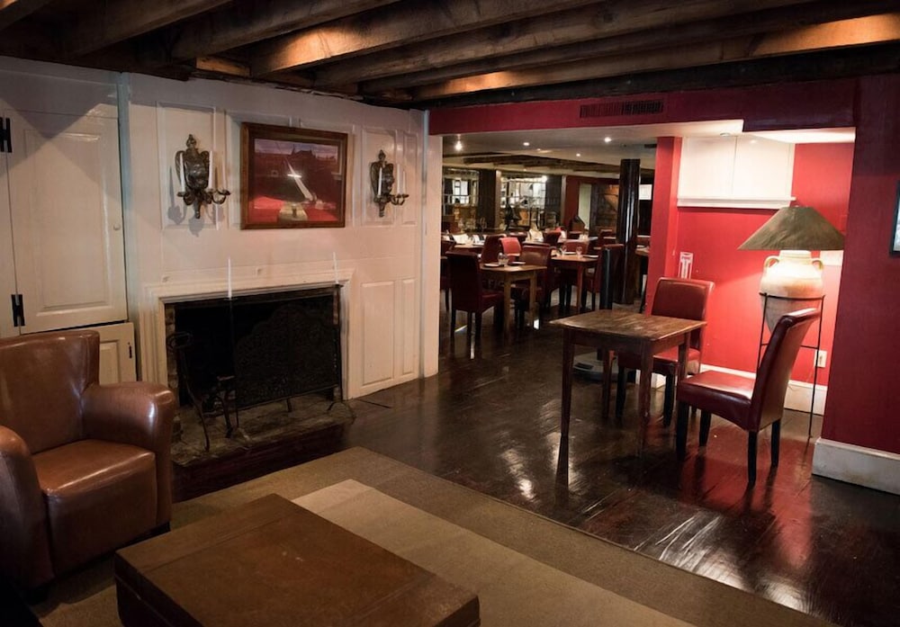 The Red Lion Inn Resort 1704