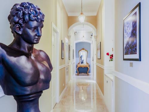 LOpera Rooms & Suite