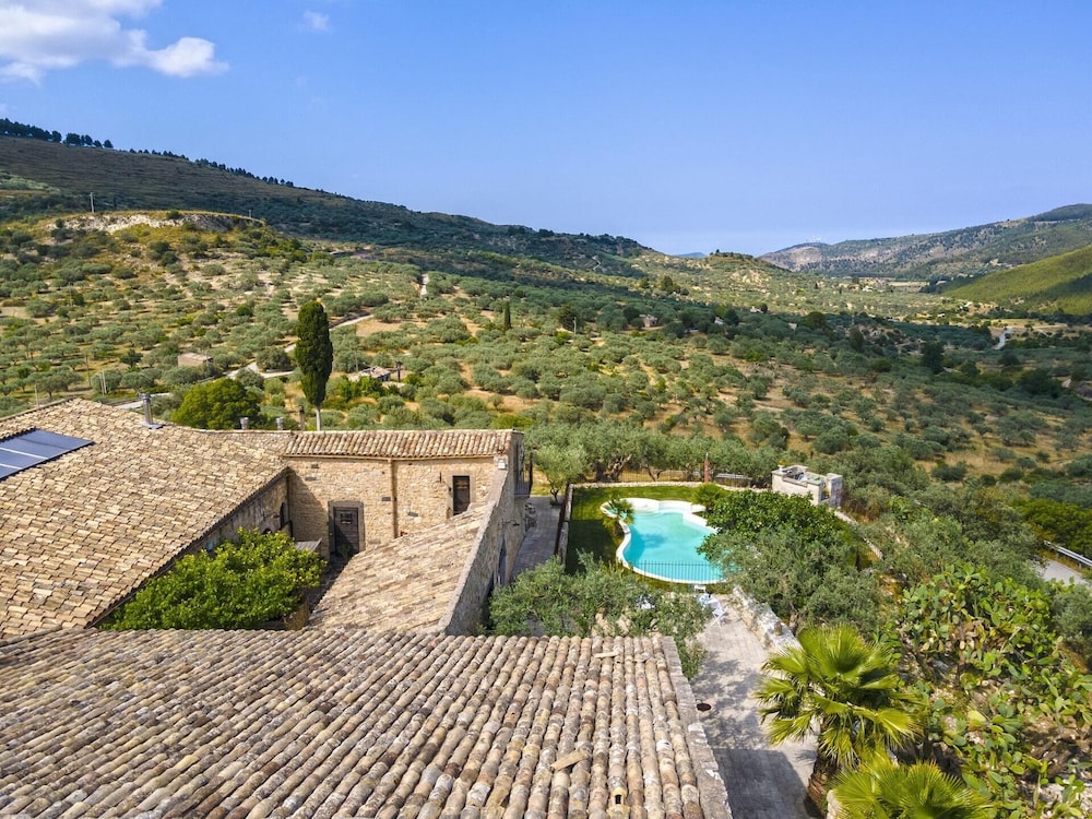 Masseria Fortificata Lo Zafferaneto