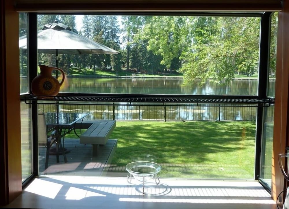 Mirror Pond 2 Bedroom Bungalow by RedAwning