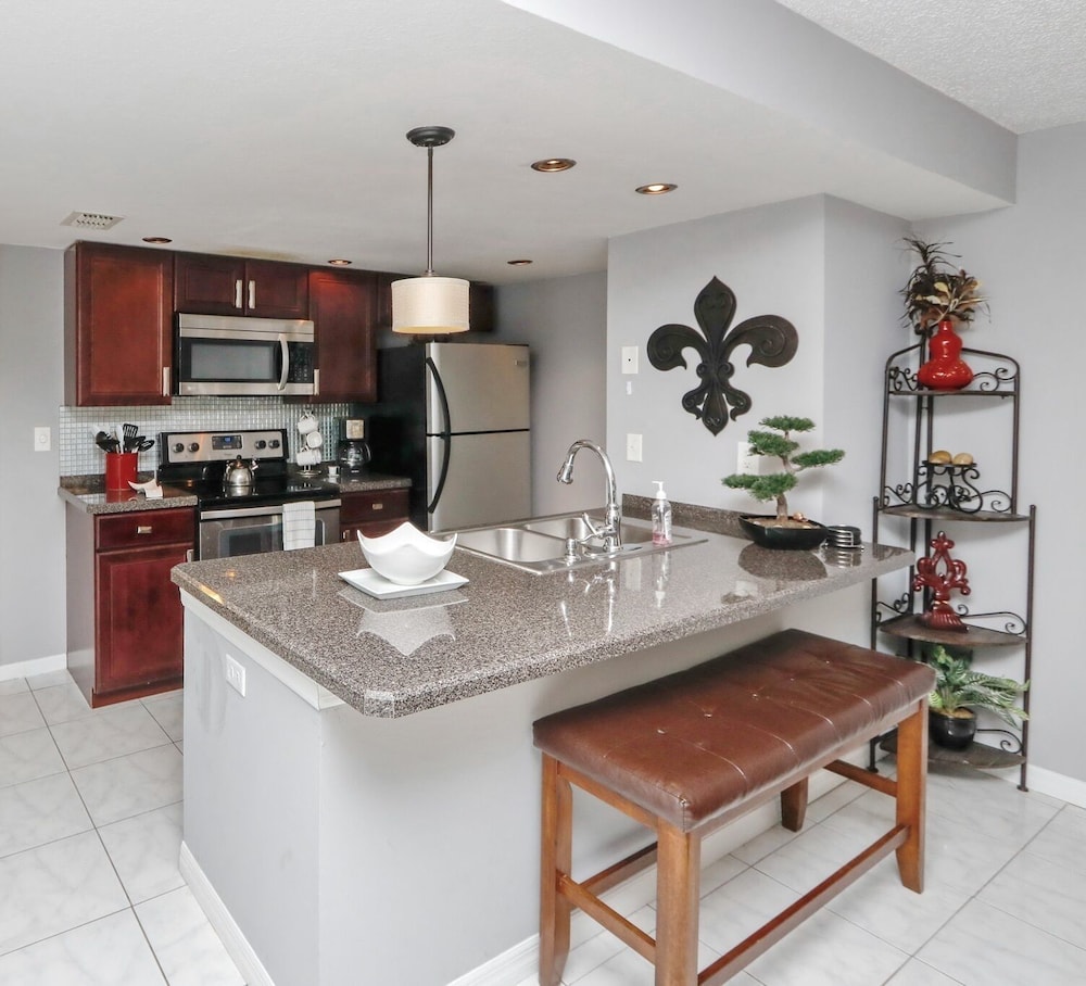 Near Theme Parks! Potter's Castle! Gorgeous, 3 BR's, Sleeps 8, Pool!