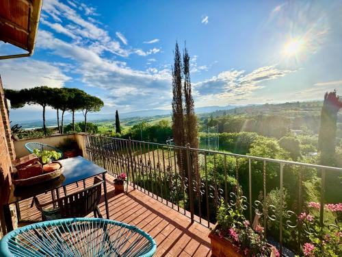 Magical Villa di Gioia Large 6-Bedroom Family Villa with Breathtaking views, Private Garden and Olive grove - in a Cool Village on the Umbria Tuscany Border