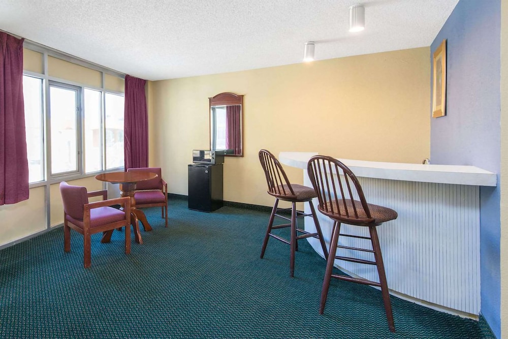 Blue Way Inn & Suites Wichita East