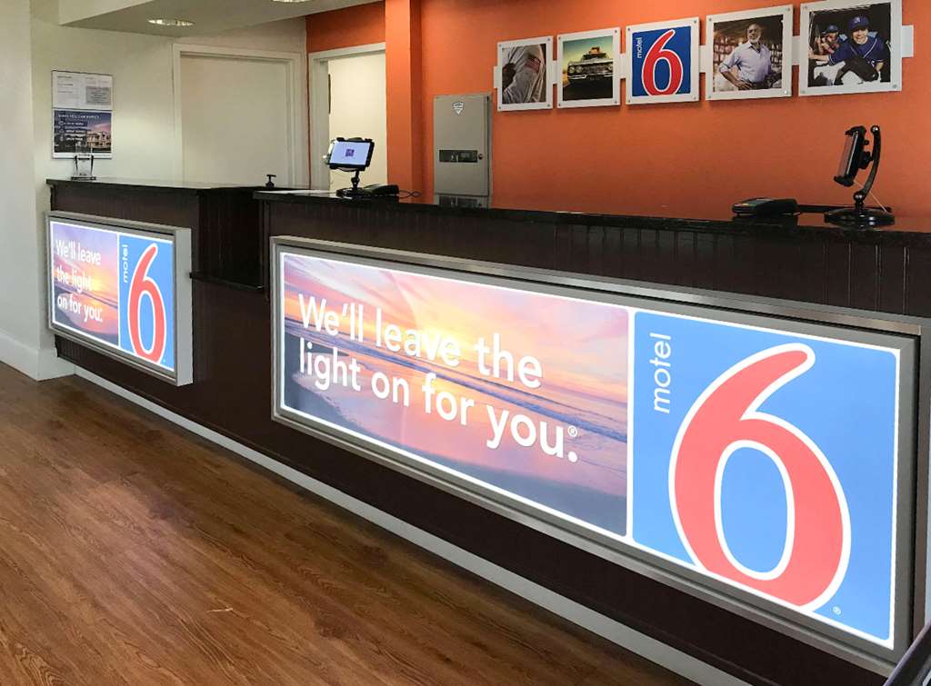 Motel 6 Newnan