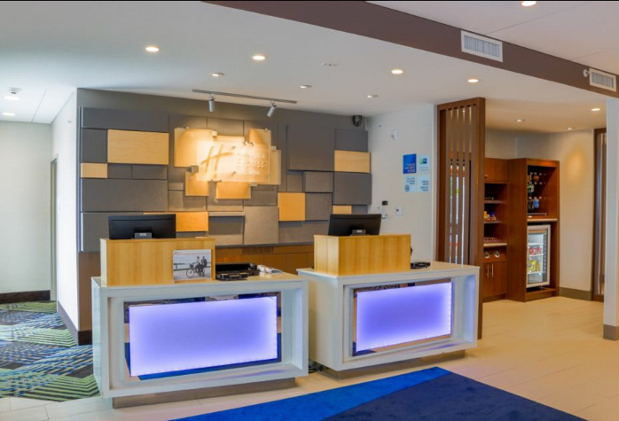 Holiday Inn Express & Suites Detroit North - Roseville