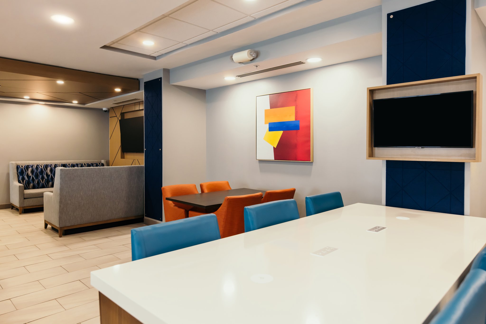 Holiday Inn Express Suites Urbandale