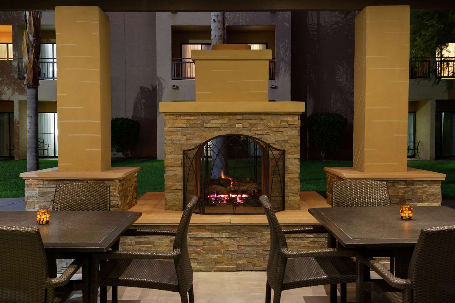 Embassy Suites Phoenix - Tempe