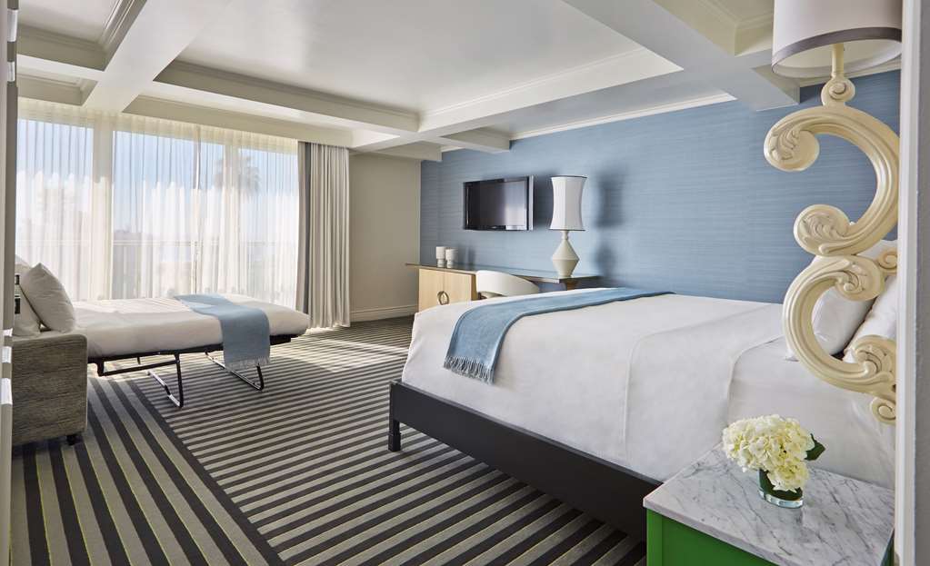 Viceroy Grande Pullout Bed